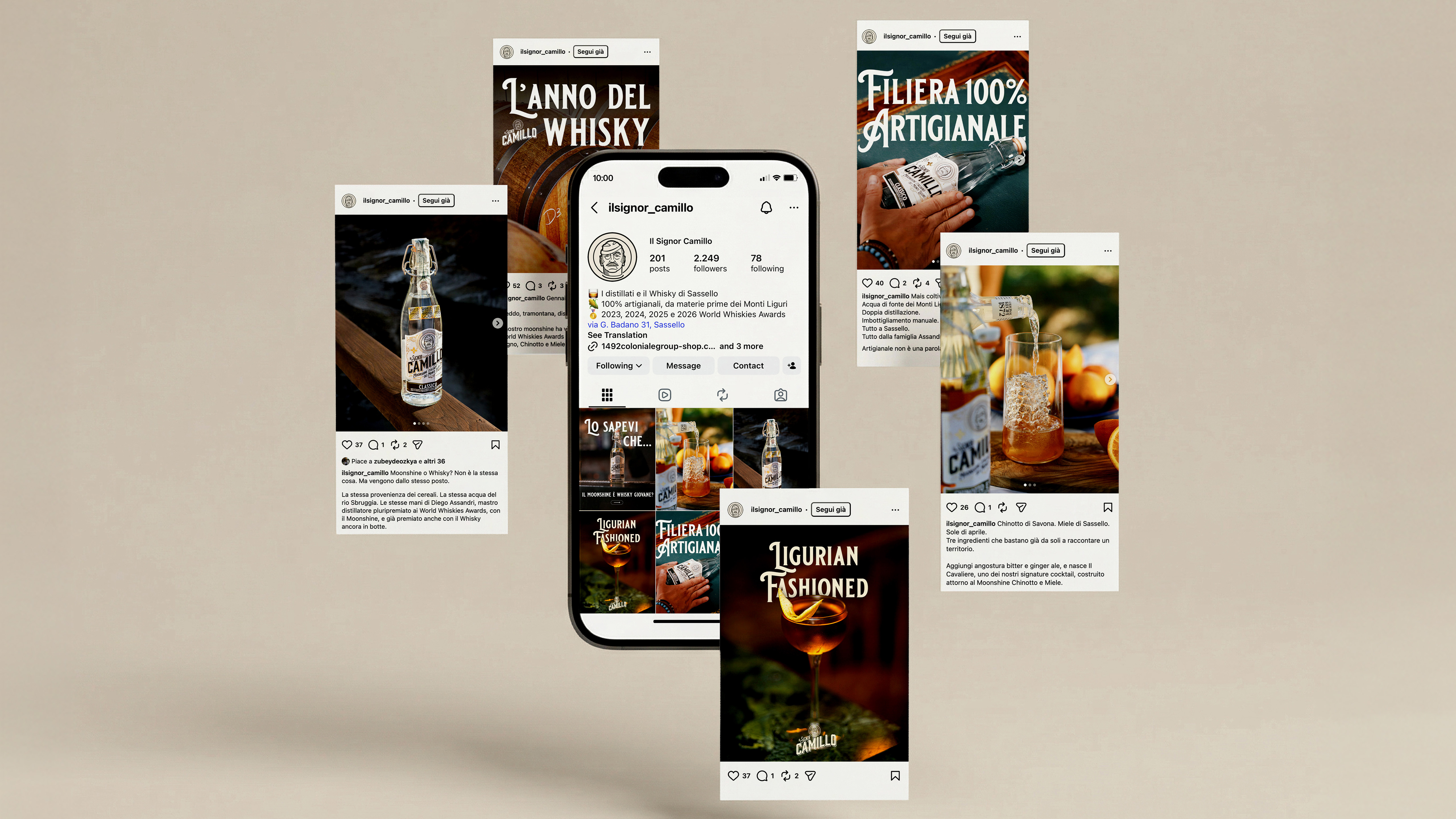 Composizione di schermate instagram del signor camillo con bottiglie di distillato cocktail e grafiche promozionali su sfondo beige