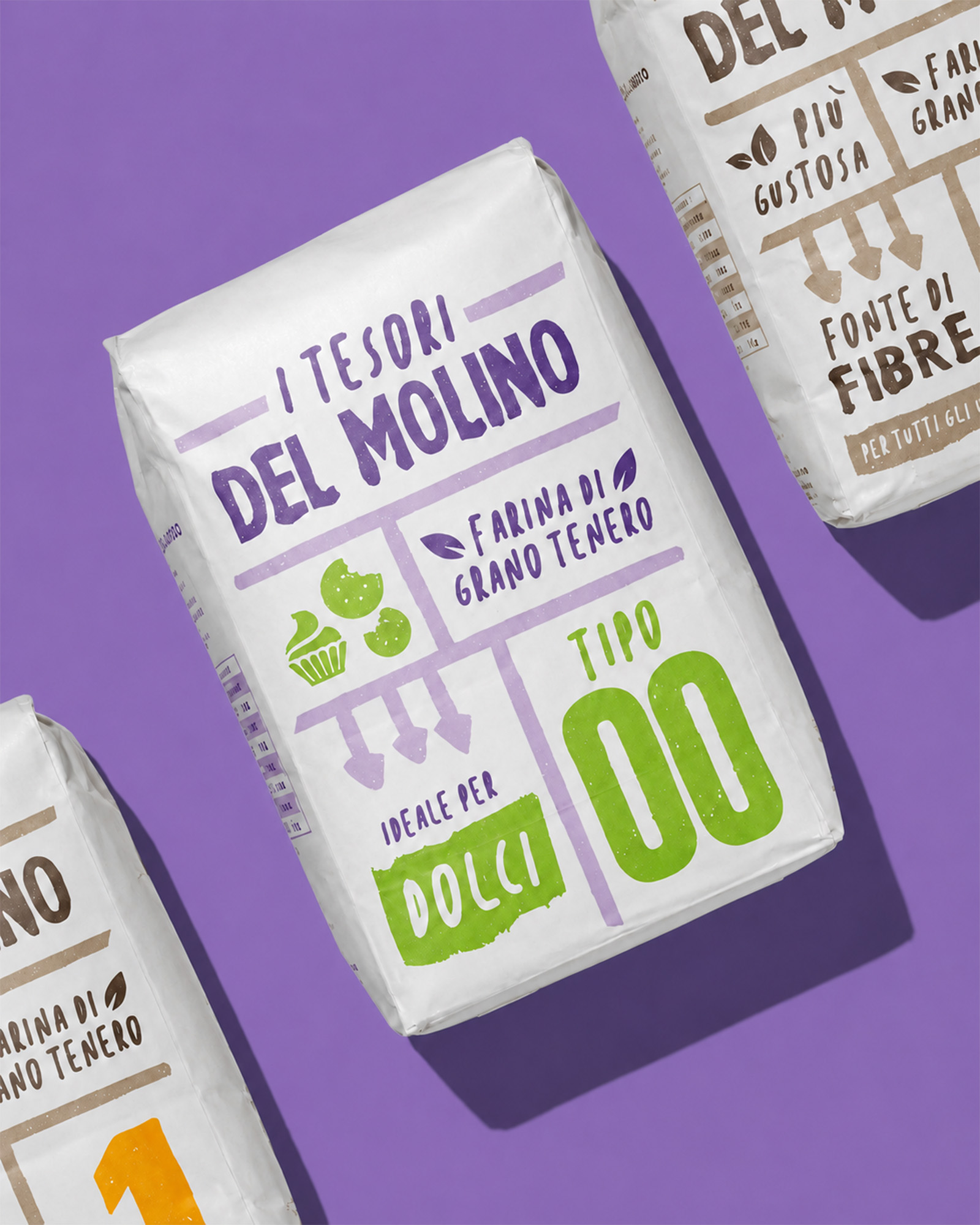 Confezione di farina i tesori del molino tipo zero zero ideale per dolci su sfondo viola con altre confezioni parzialmente visibili