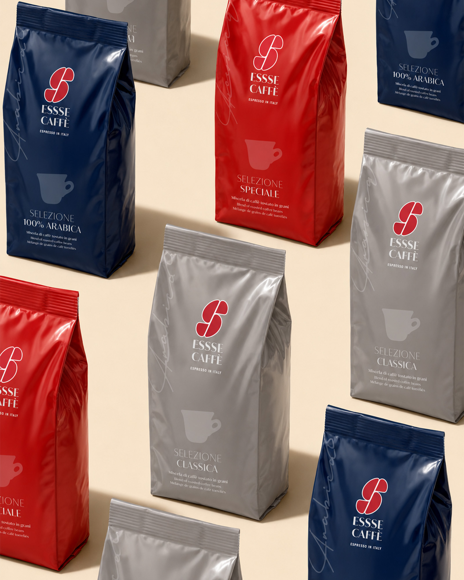 Confezioni di caffe in grani essse caffe selezione speciale classica e cento per cento arabica disposte su sfondo beige