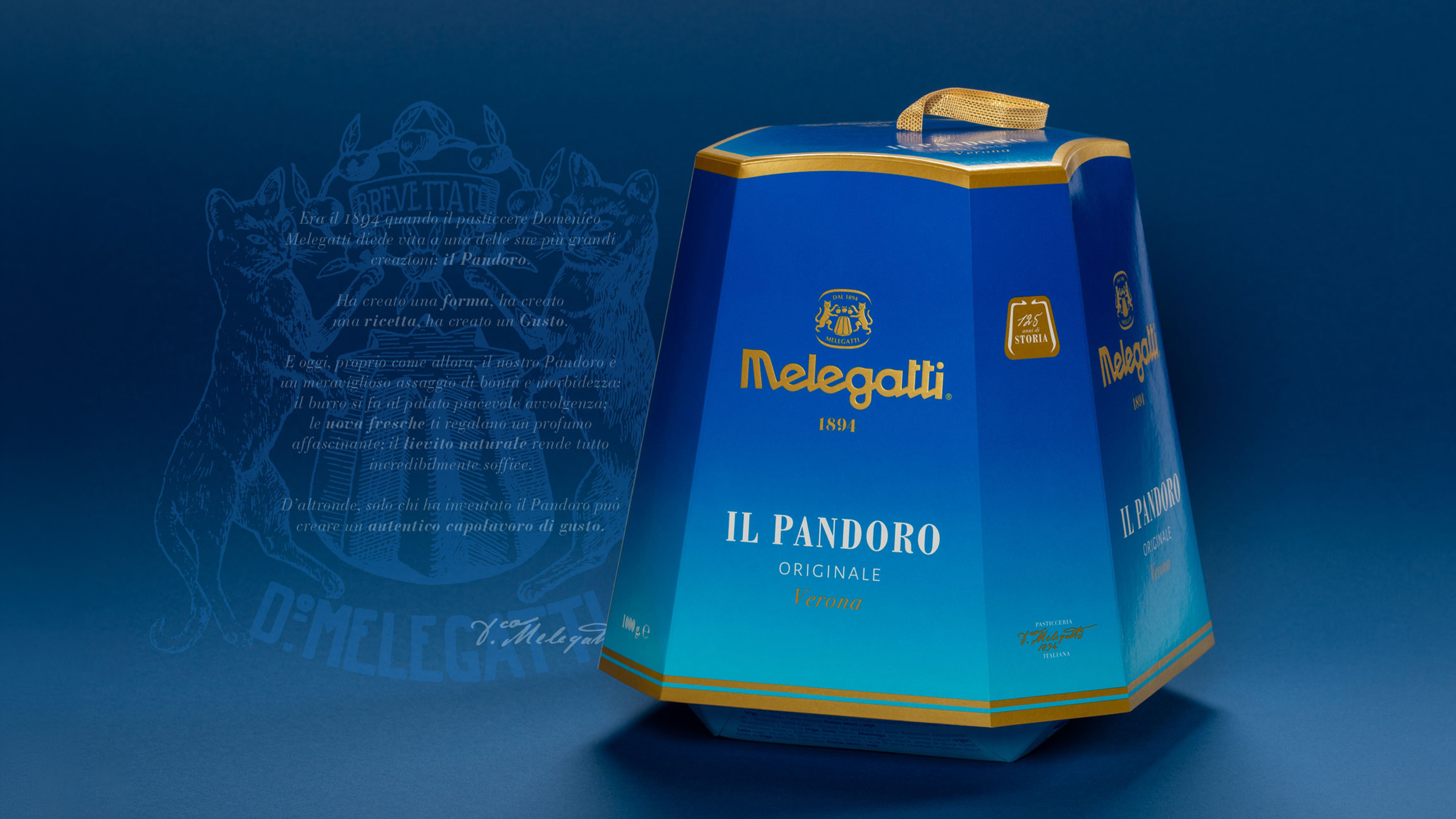 Confezione blu e oro del pandoro originale melegatti su sfondo blu con stemma e testo decorativo