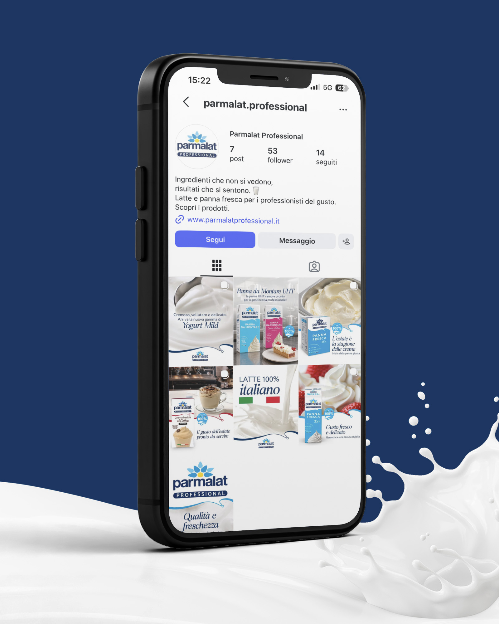 Smartphone con profilo instagram parmalat professional su sfondo blu e bianco con schizzo di latte