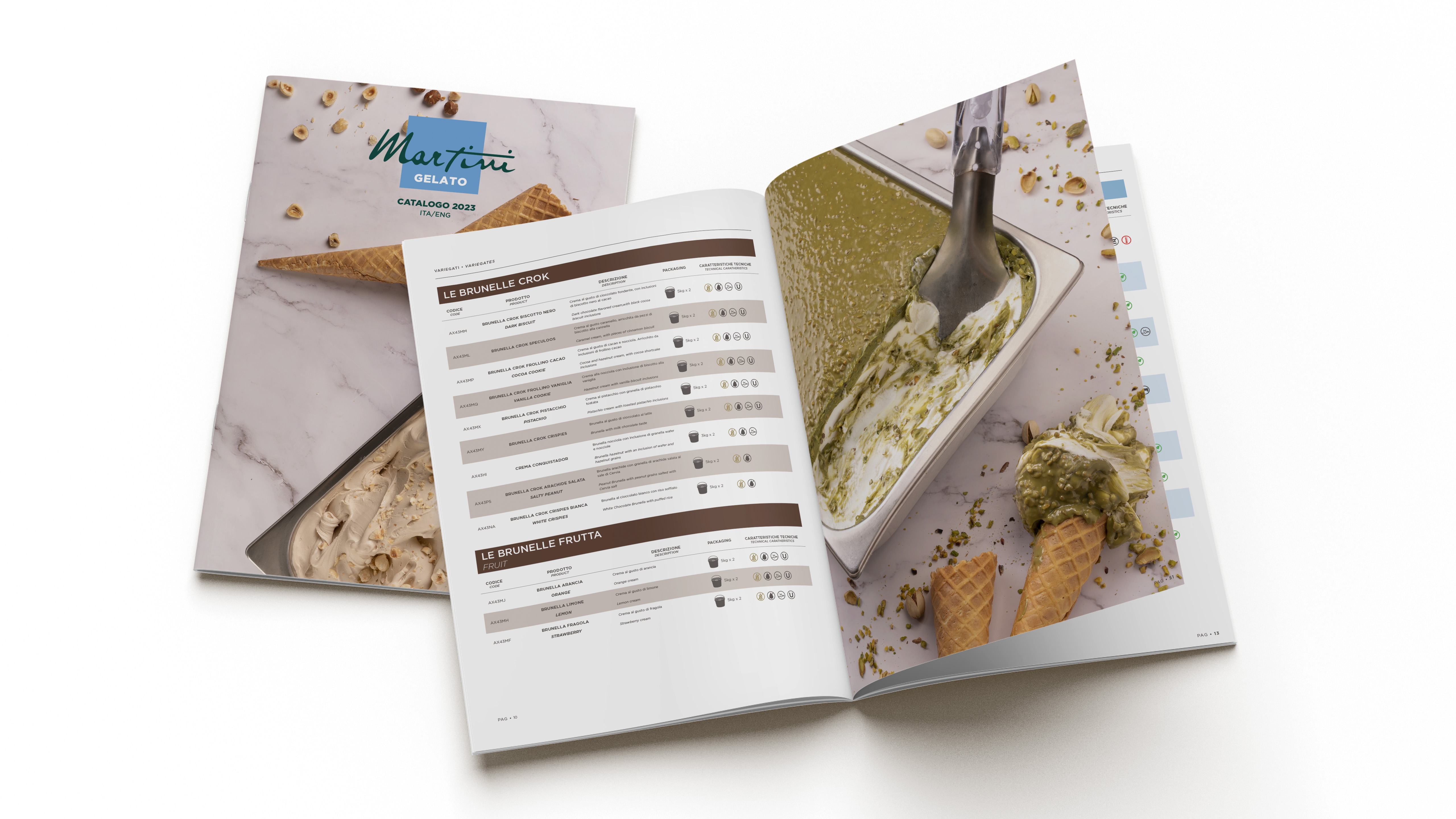 Catalogo master martini gelato 2023 aperto con elenco di prodotti e fotografia di gelato al pistacchio con coni accanto alla copertina su sfondo bianco