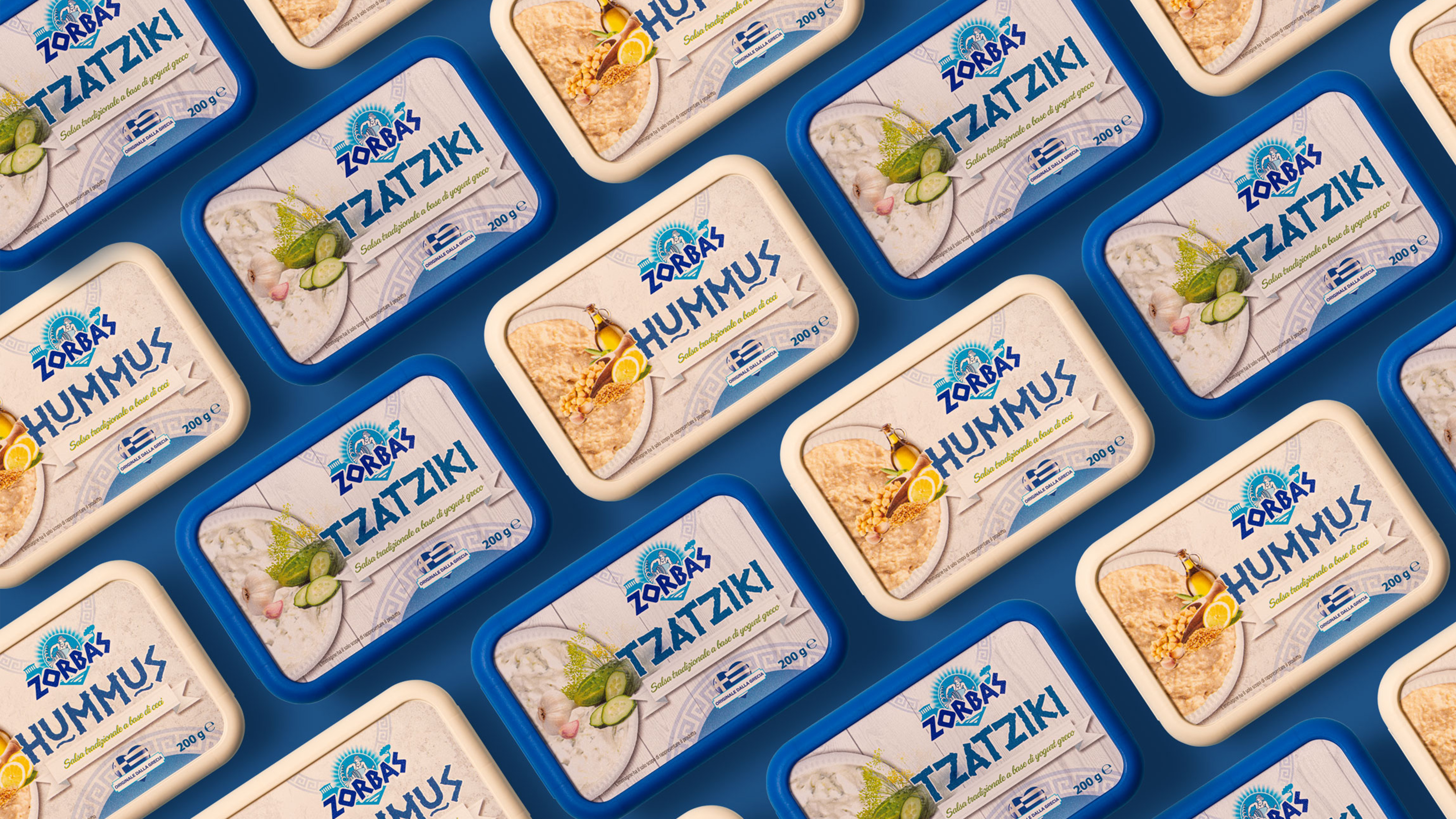 Composizione di confezioni zorbas di tzatziki e hummus disposte in diagonale su sfondo blu